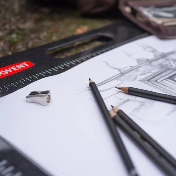 Derwent Sketching Graphite Pencil Tin of 6 - Image 3
