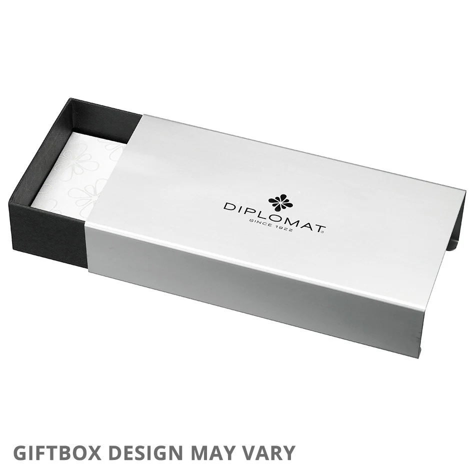 Diplomat Excellence A2 Black Lacquer Fountain Pen with Gold Trim - Image 2