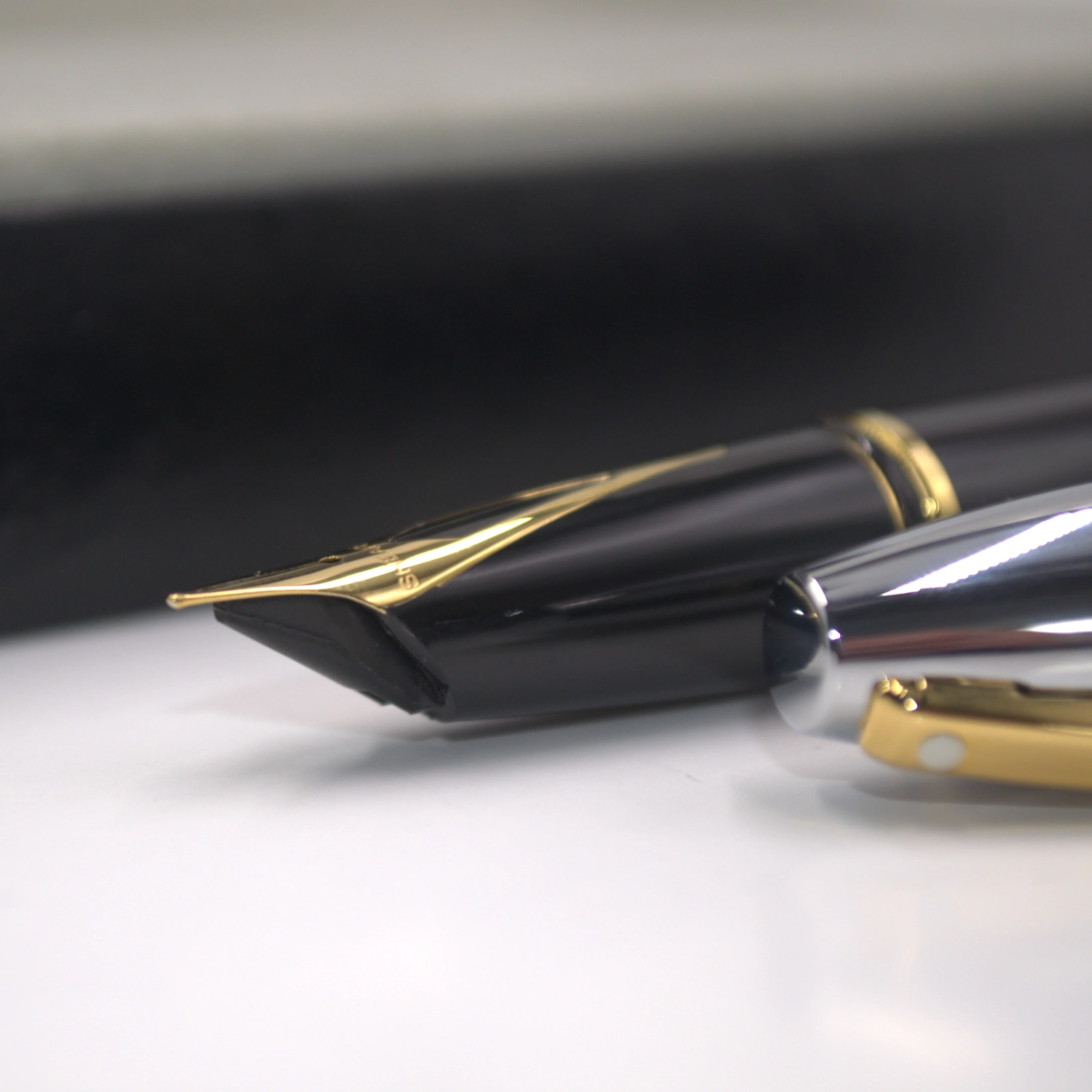 Sheaffer Legacy 9065 Glossy Black and Chrome Fountain Pen with 14k PVD Gold-Plated Nib - Image 6